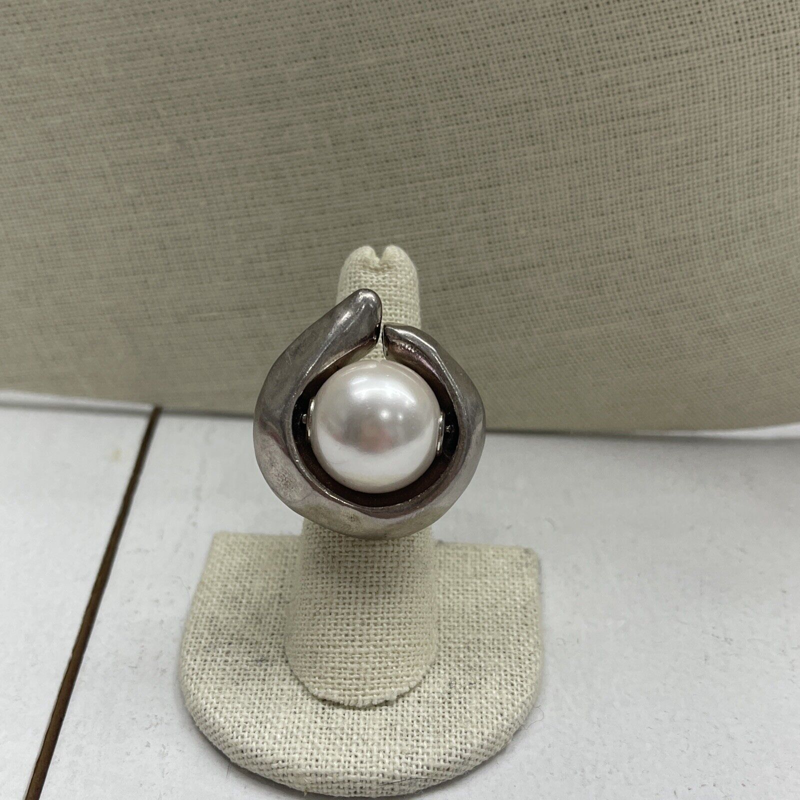 UNO DE 50 Half Moon Pearl Ring Women’s Size 6.5-7