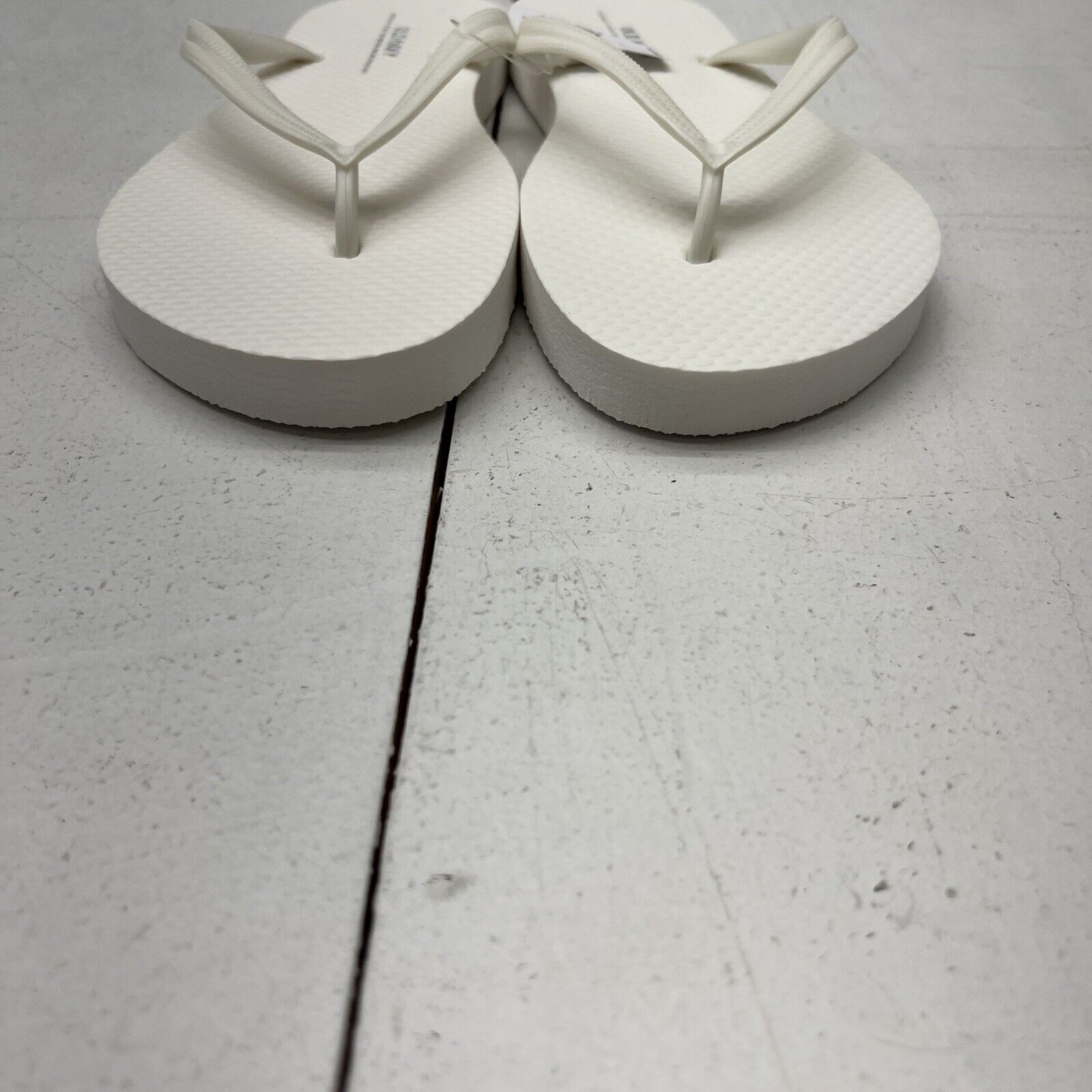 Old Navy White Flip-Flop Sandals Women's Size 6 NEW - beyond exchange